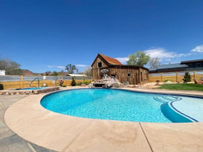 Timber & Tin B 1Bed 1Bath w Pool & Rooftop Deck